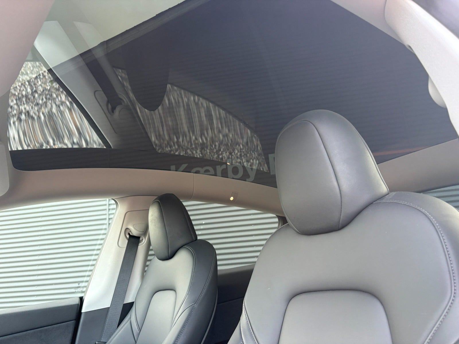 Sort Tesla Model Y fra 2024
