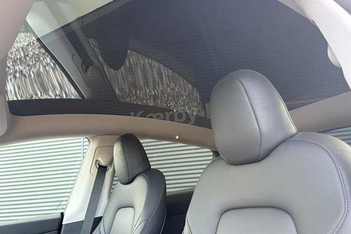 Sort Tesla Model Y fra 2024