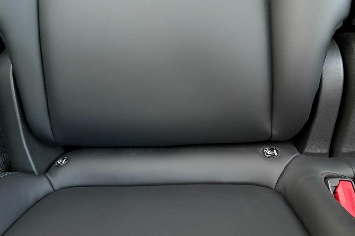 Sort Tesla Model Y fra 2024
