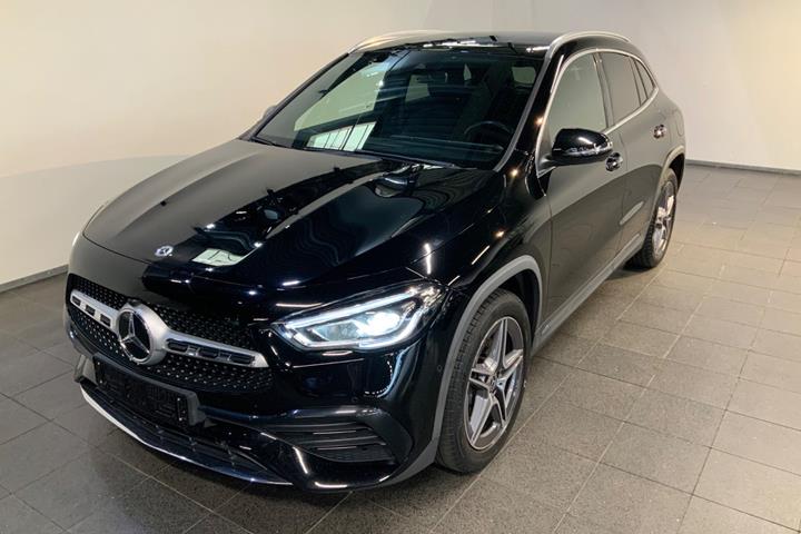 Sort Mercedes GLA250 e fra 2022 set udefra