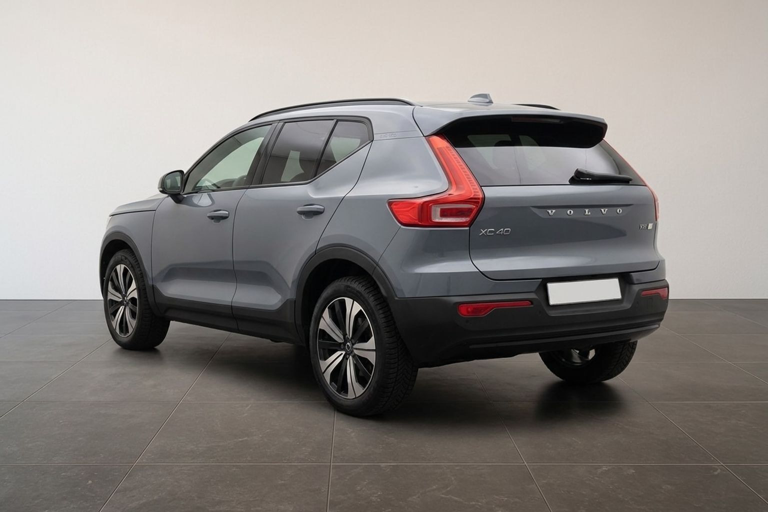 Grå Volvo XC40 fra 2023