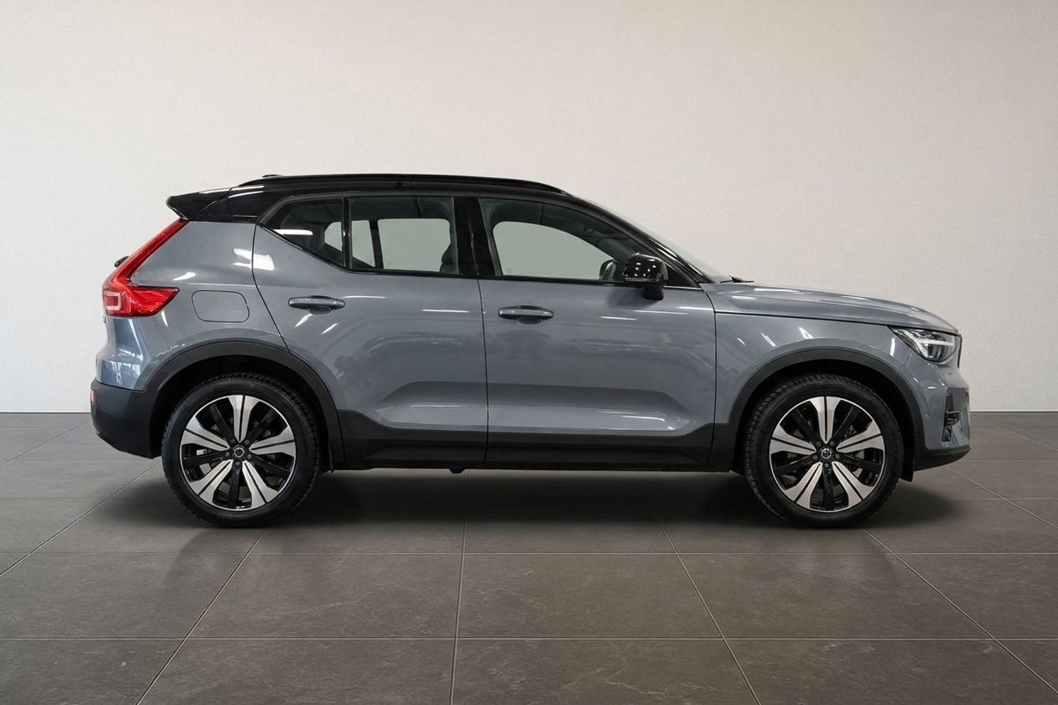 Grå Volvo XC40 fra 2023