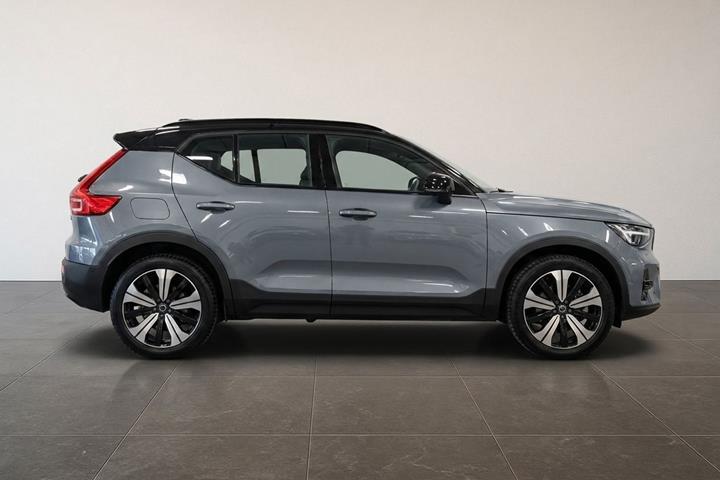 Grå Volvo XC40 fra 2023