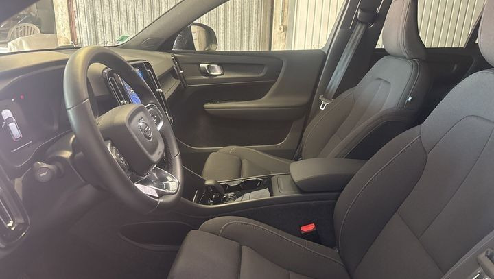 Grå Volvo XC40 fra 2023