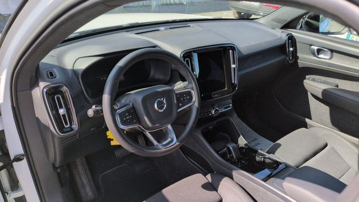 Hvid Volvo XC40 fra 2023