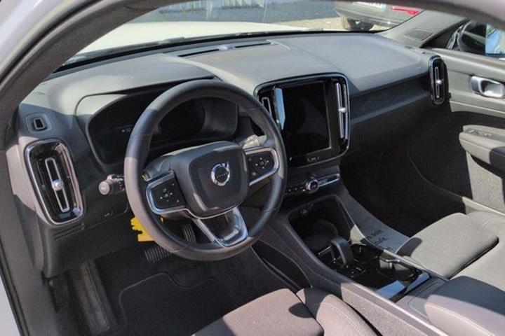 Hvid Volvo XC40 fra 2023