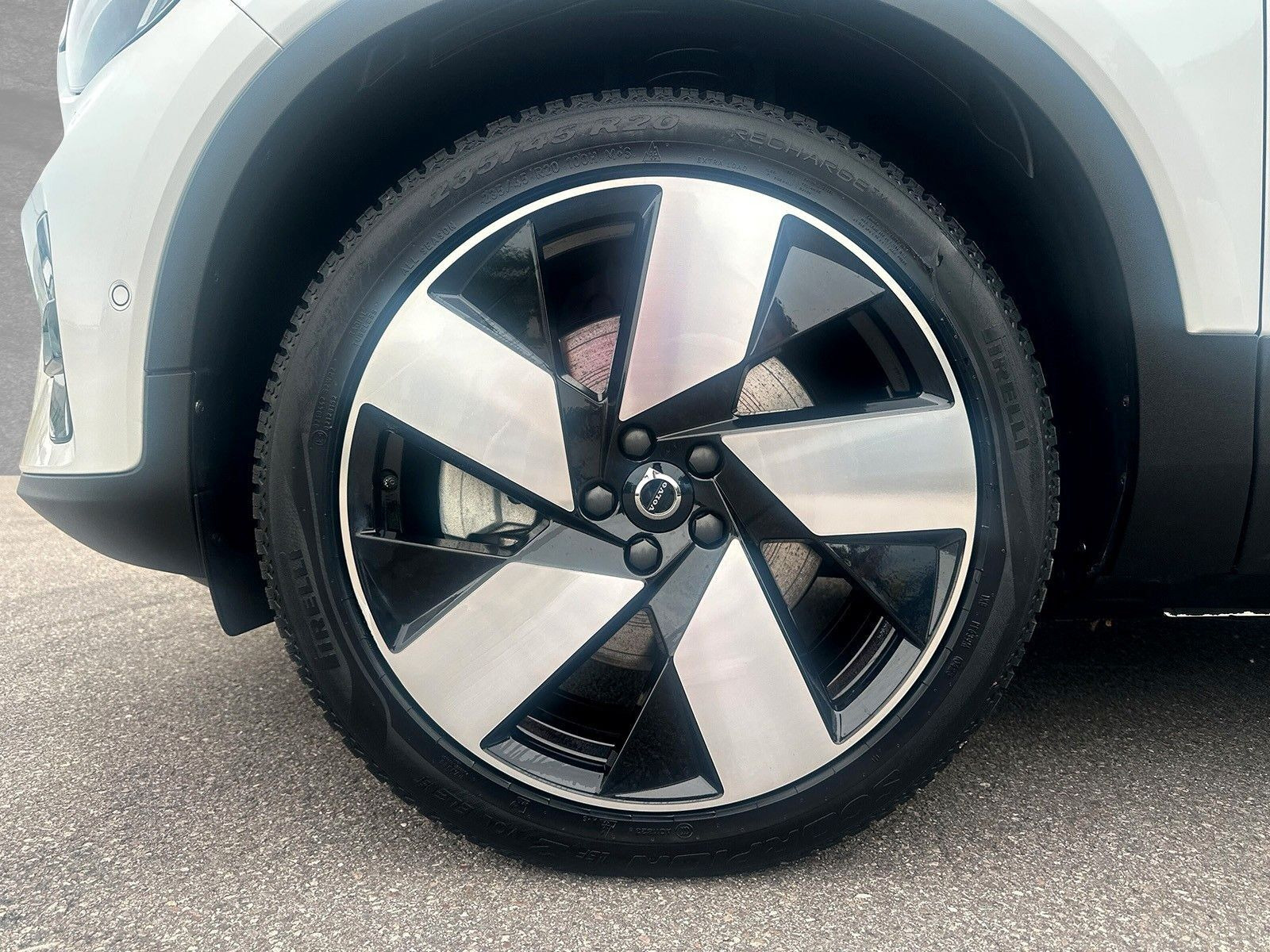 Hvid Volvo XC40 fra 2023