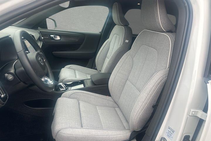 Hvid Volvo XC40 fra 2023