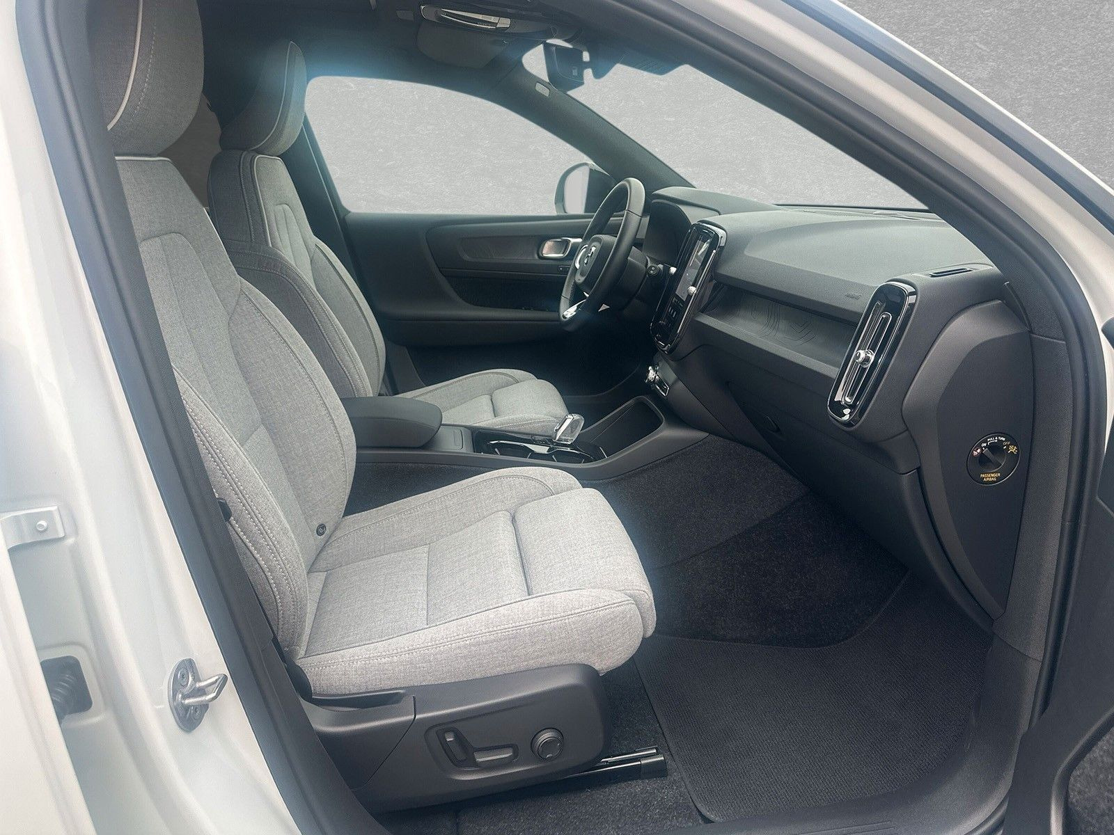 Hvid Volvo XC40 fra 2023