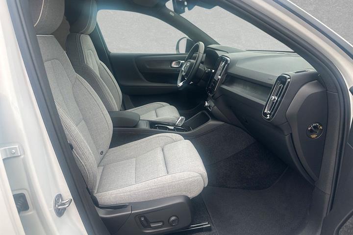Hvid Volvo XC40 fra 2023