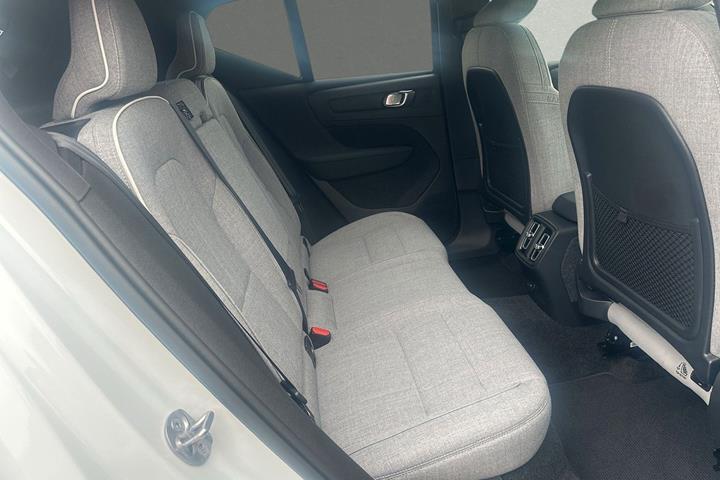 Hvid Volvo XC40 fra 2023