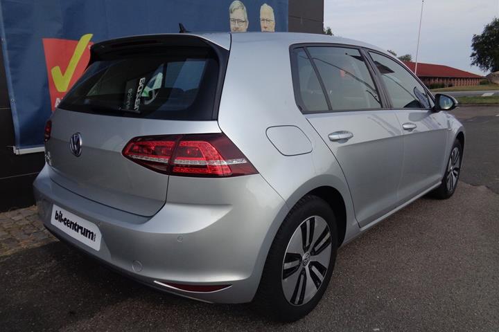 Sølv VW Golf fra 2015