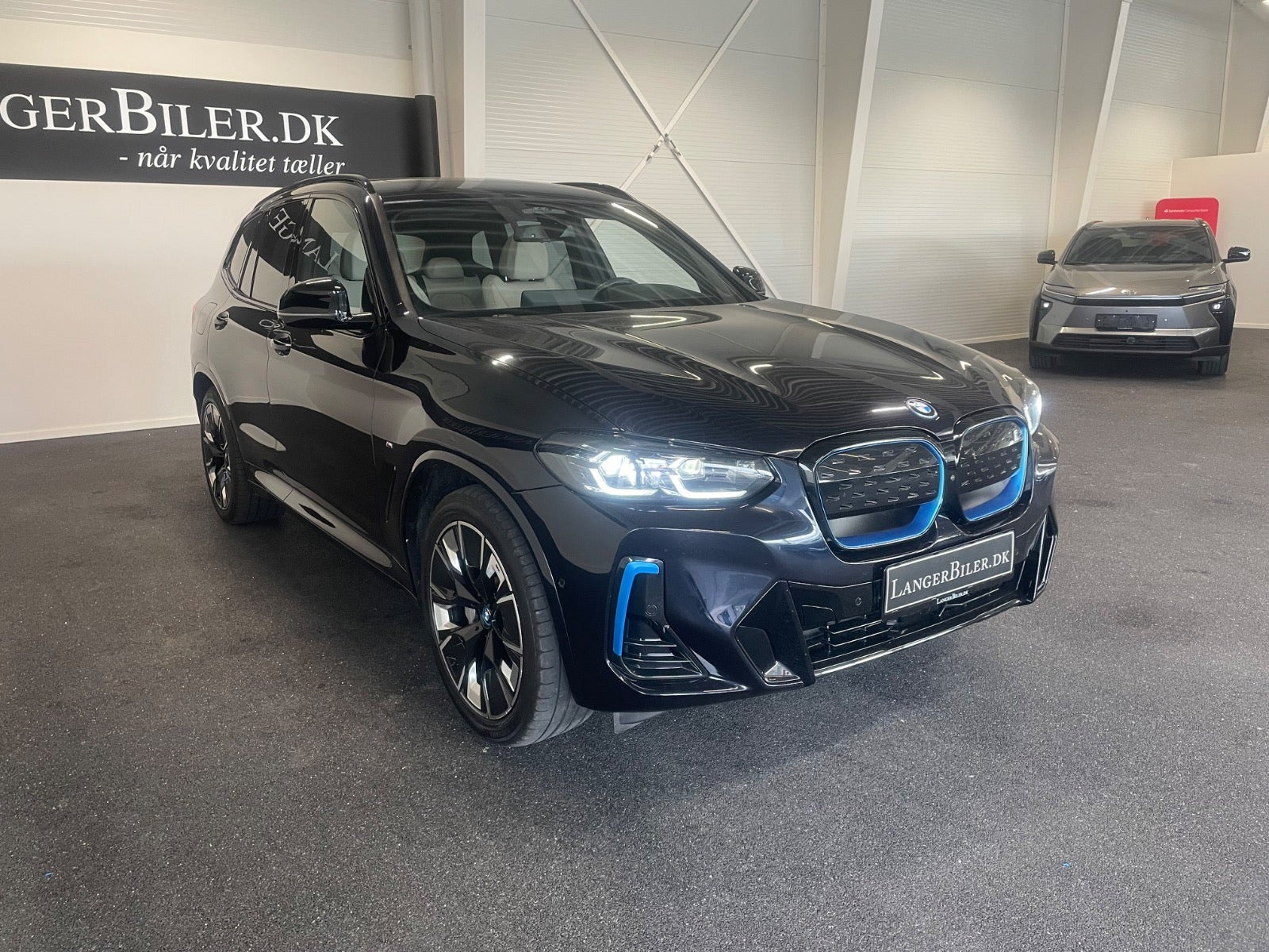 Blå BMW iX3 fra 2023