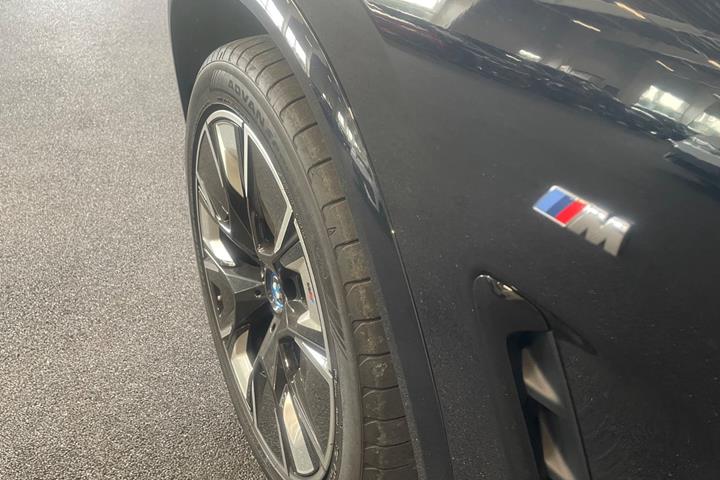 Blå BMW iX3 fra 2023