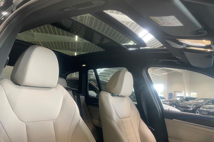 Blå BMW iX3 fra 2023