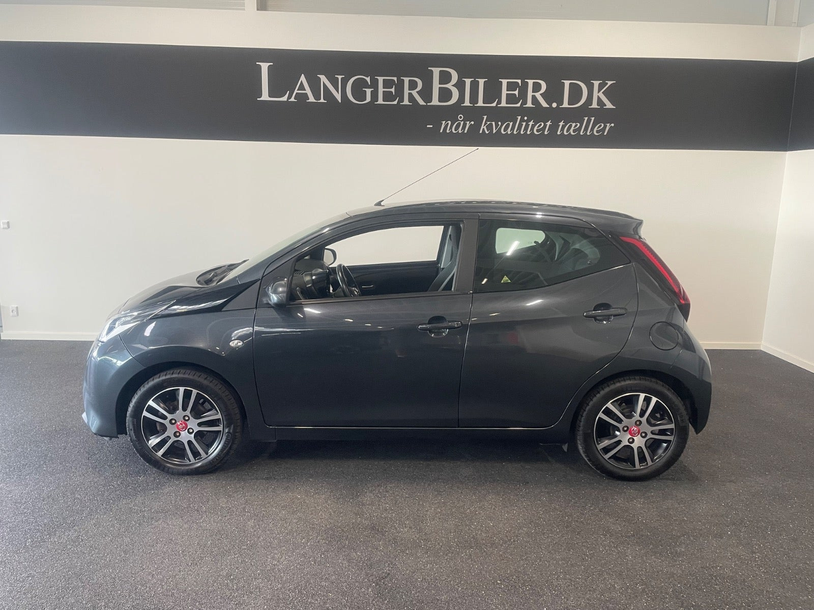 Grå Toyota Aygo fra 2020