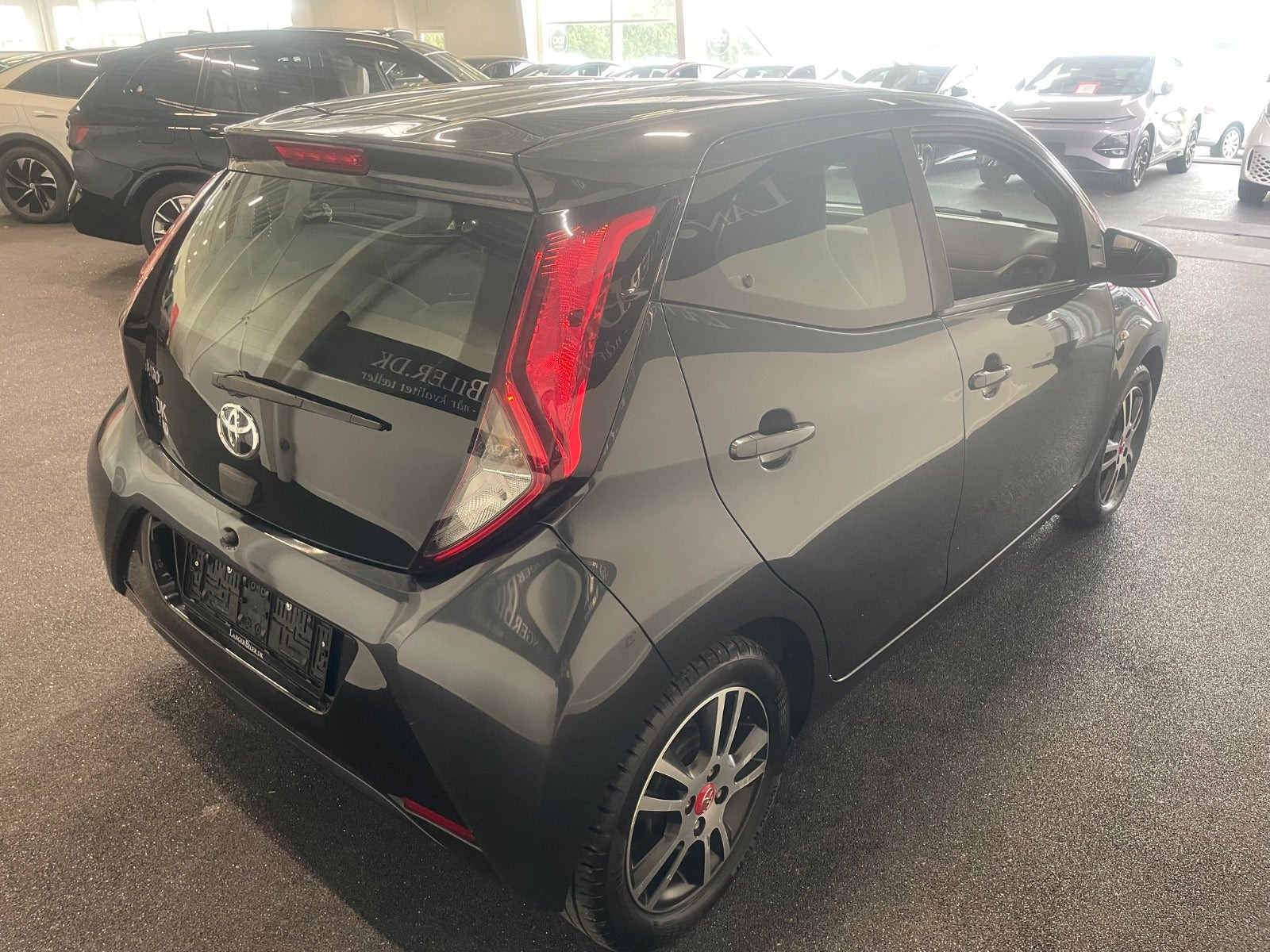 Grå Toyota Aygo fra 2020