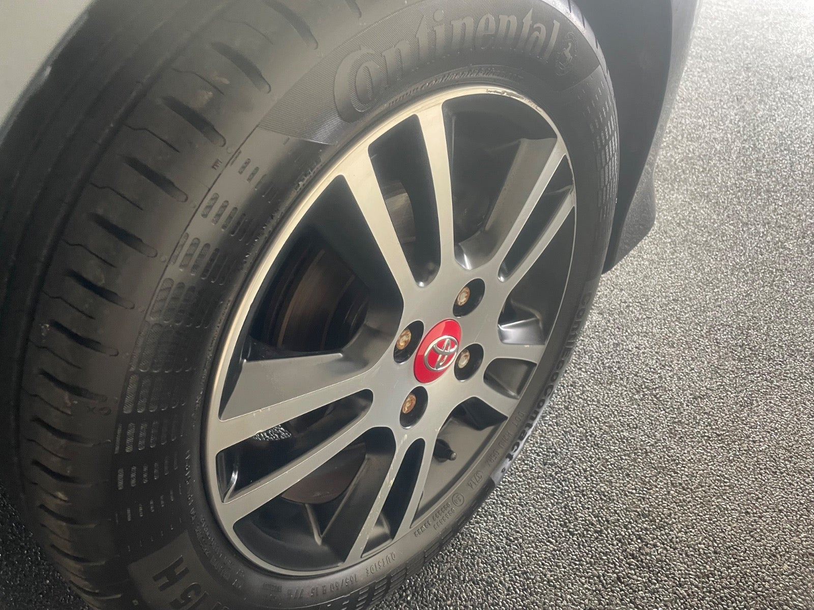 Grå Toyota Aygo fra 2020
