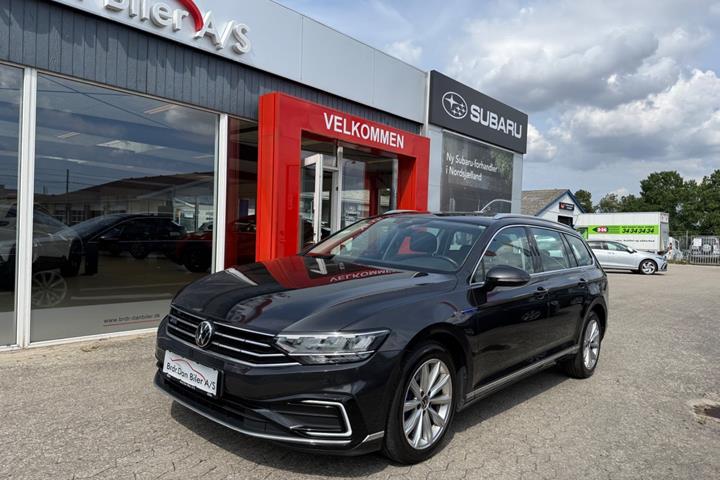 Grå VW Passat fra 2021