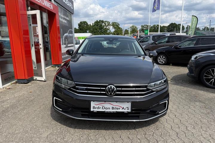 Grå VW Passat fra 2021