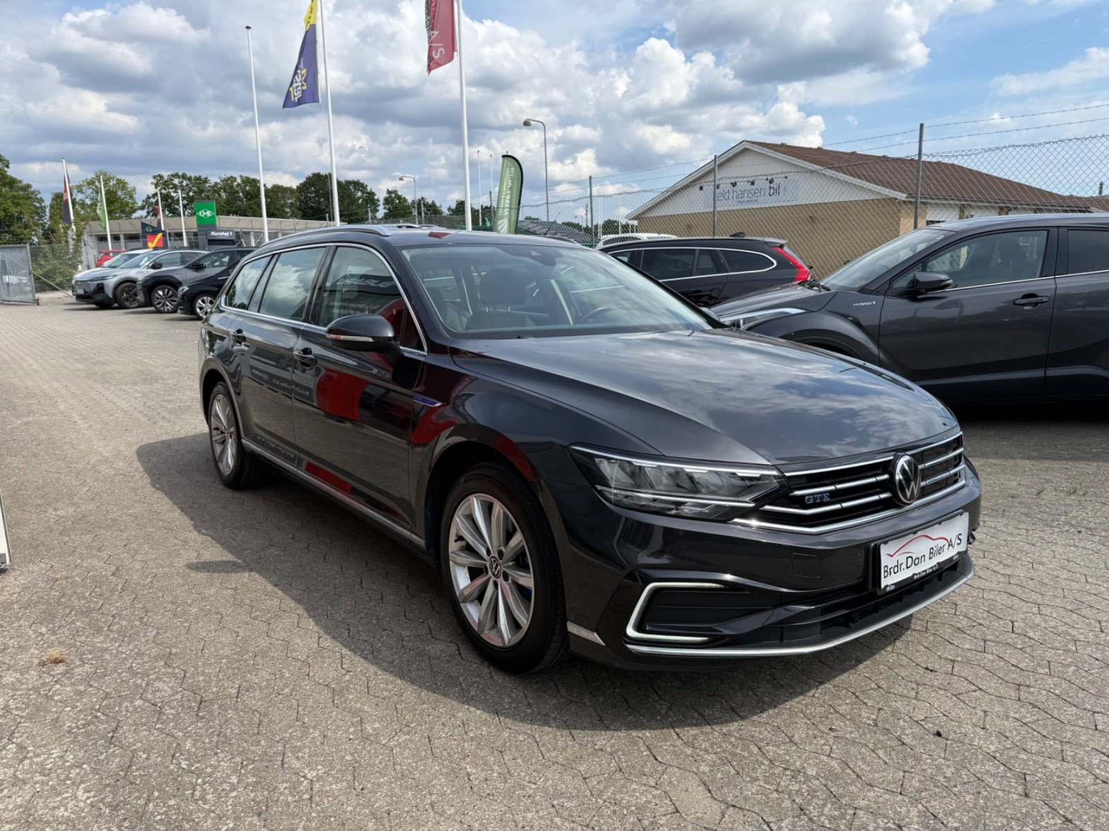 Grå VW Passat fra 2021