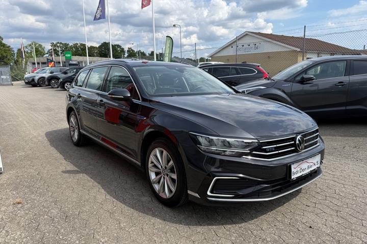 Grå VW Passat fra 2021