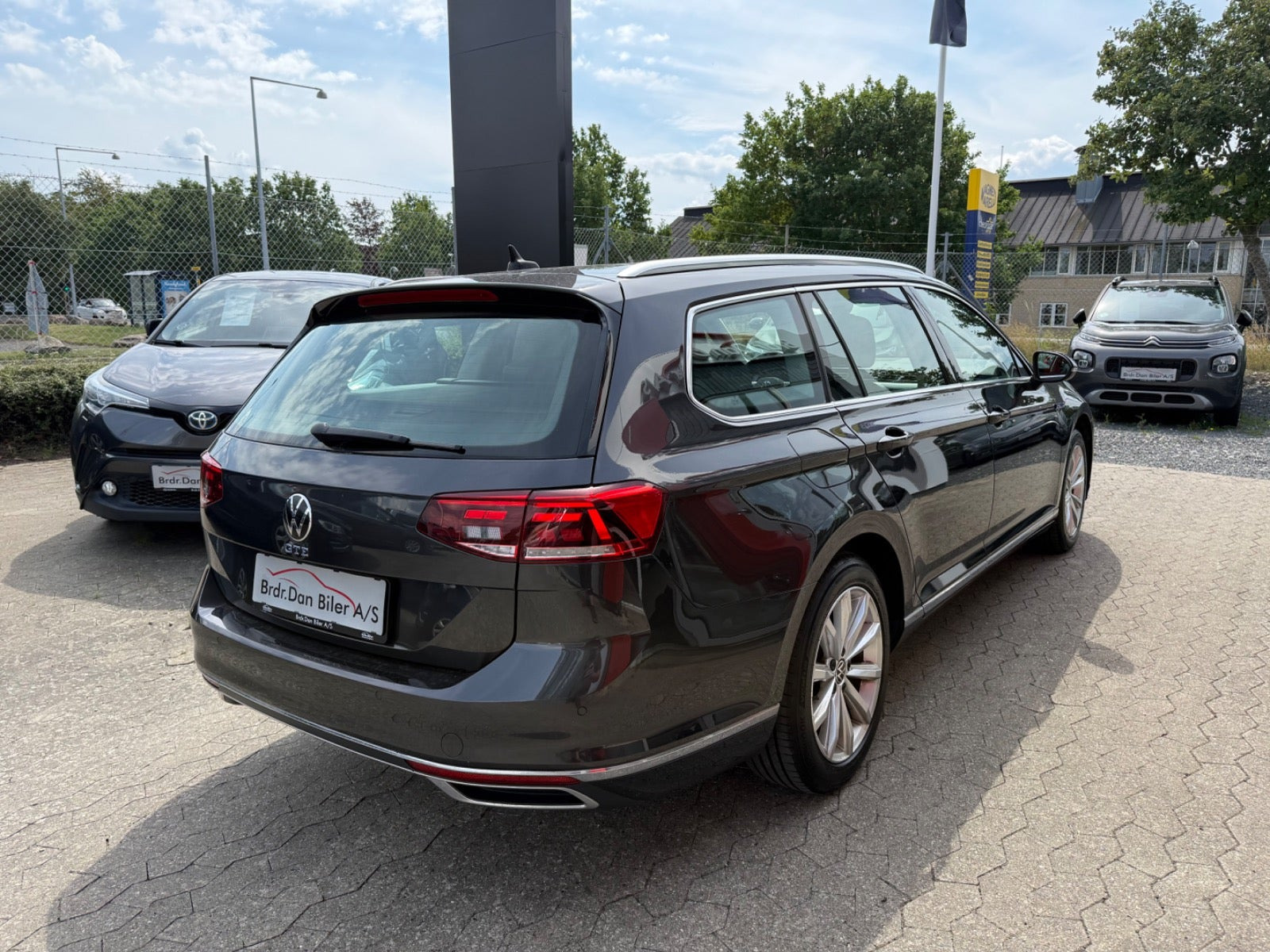 Grå VW Passat fra 2021
