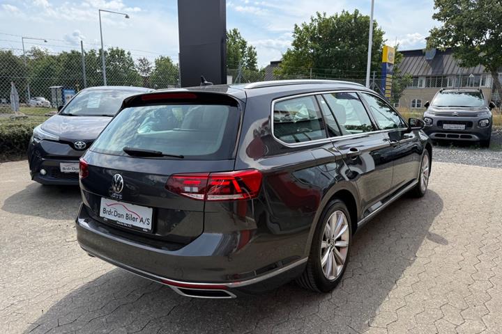 Grå VW Passat fra 2021