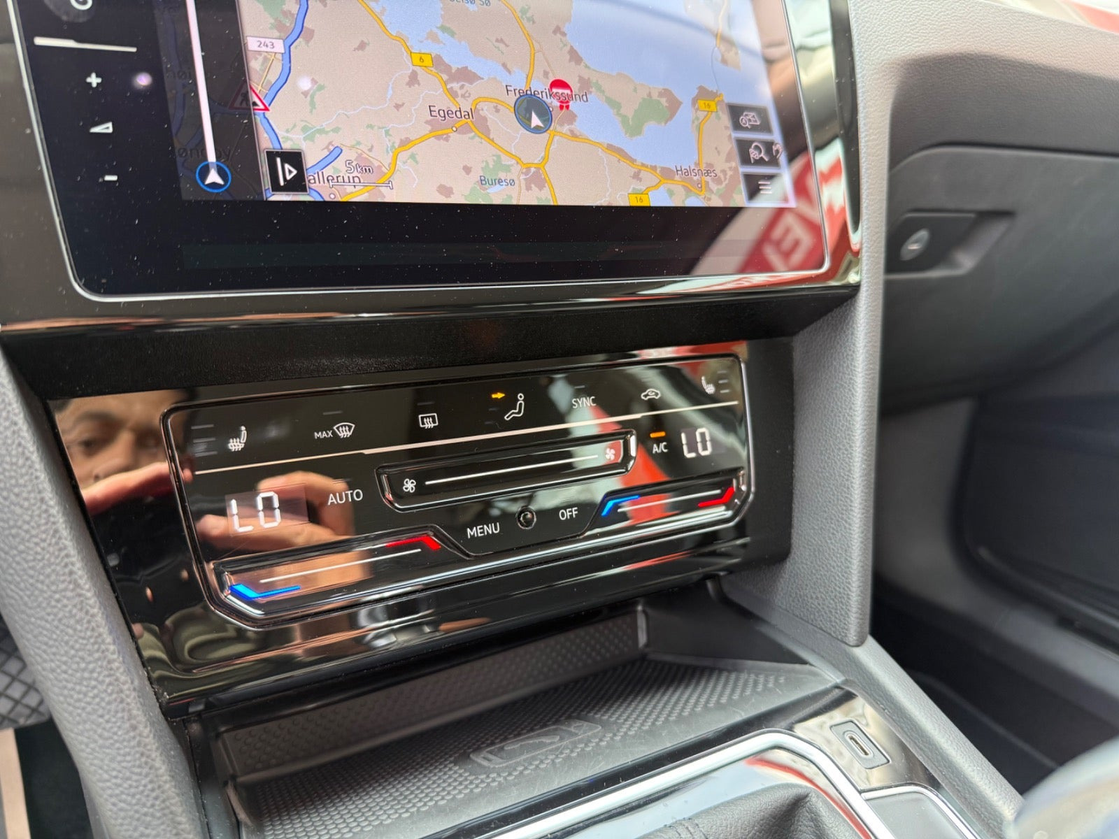 Grå VW Passat fra 2021
