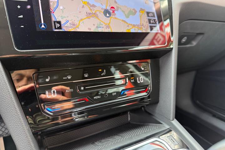 Grå VW Passat fra 2021