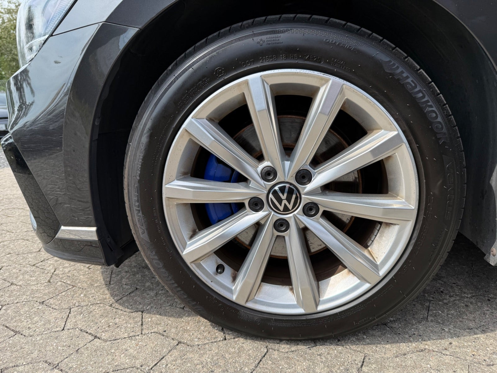 Grå VW Passat fra 2021