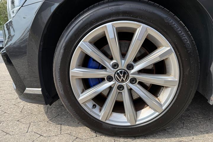 Grå VW Passat fra 2021
