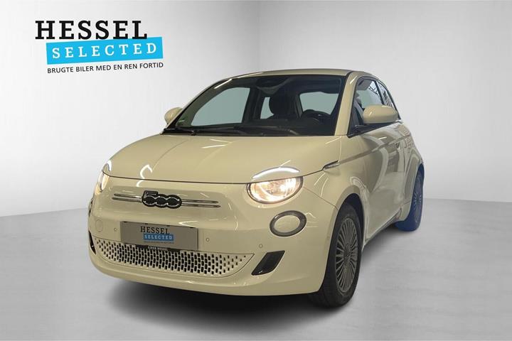 Hvid Fiat 500e fra 2024 set udefra