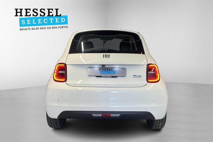 Hvid Fiat 500e fra 2024