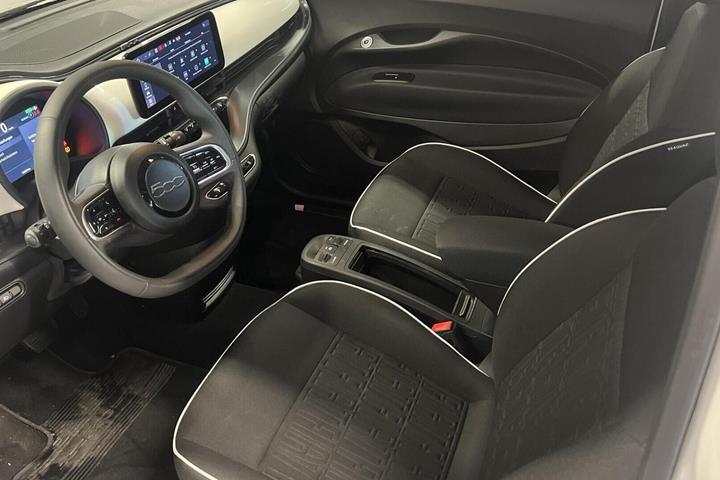 Hvid Fiat 500e fra 2024