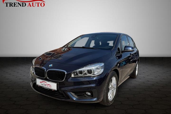 Blå BMW 225xe fra 2018 set udefra