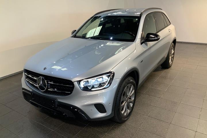 Sølv Mercedes GLC300 de fra 2021 set udefra