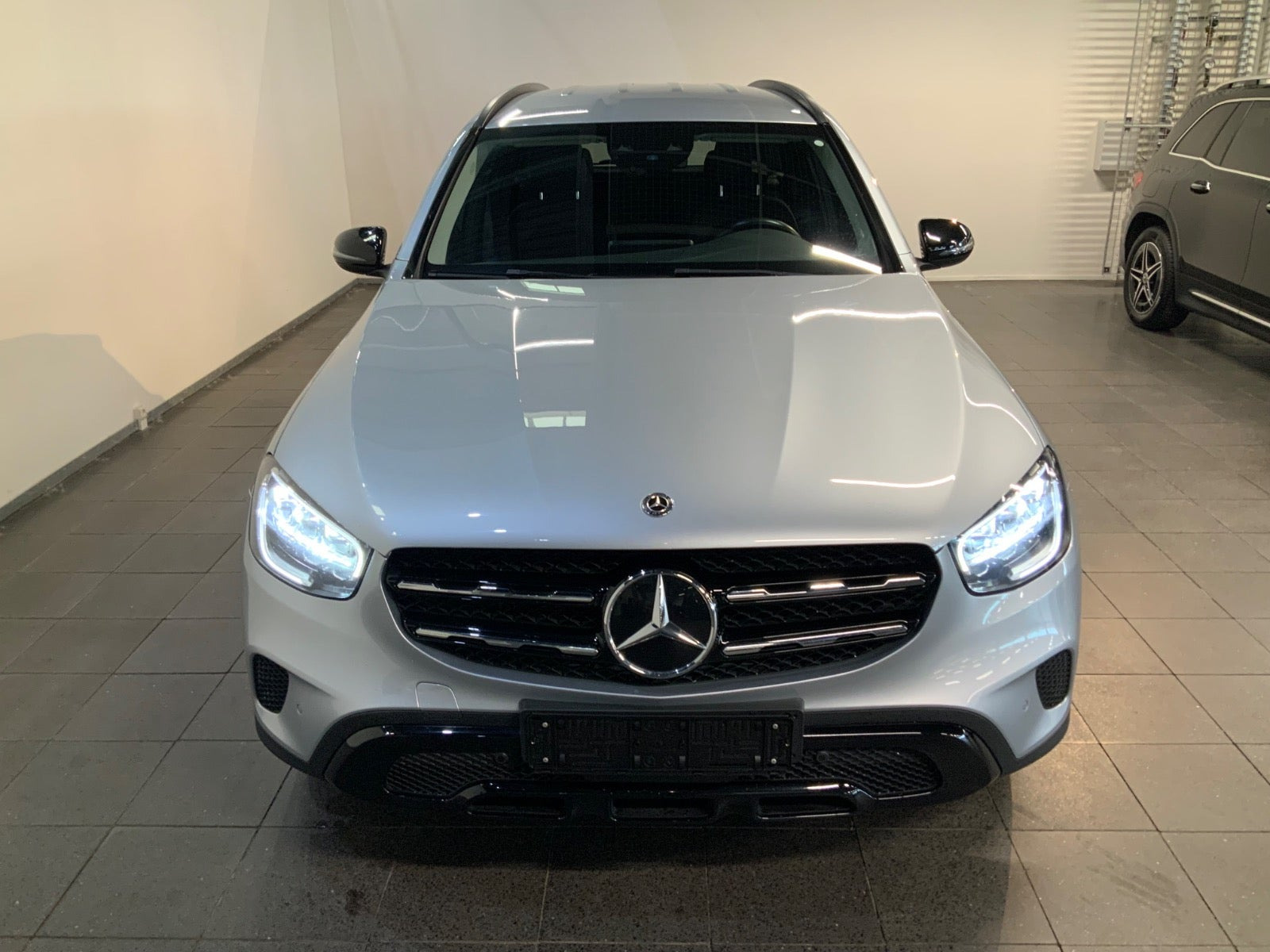 Sølv Mercedes GLC300 de fra 2021