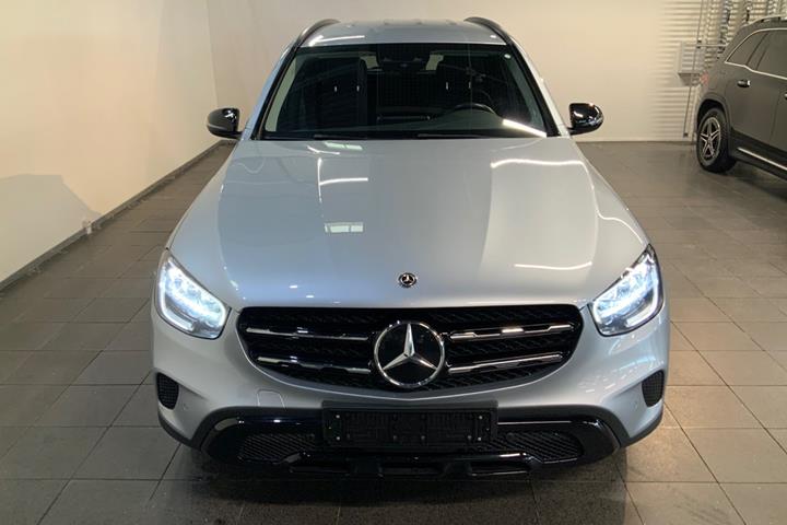 Sølv Mercedes GLC300 de fra 2021