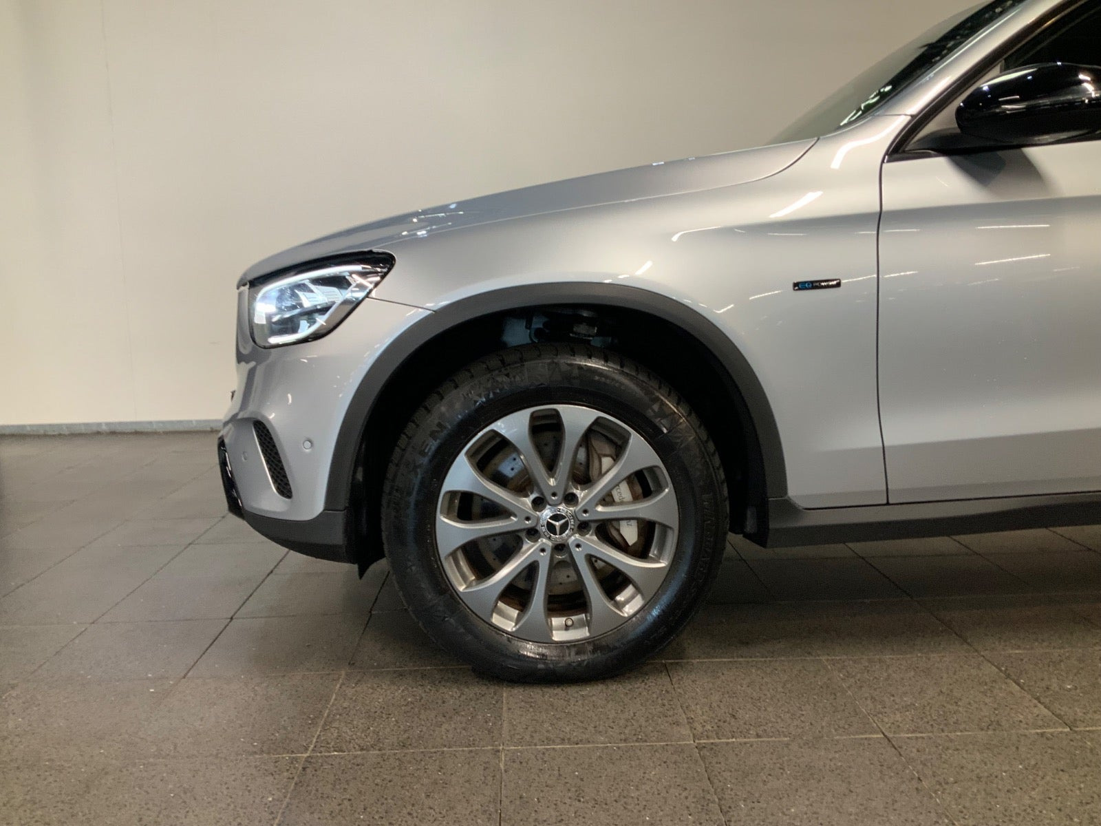 Sølv Mercedes GLC300 de fra 2021