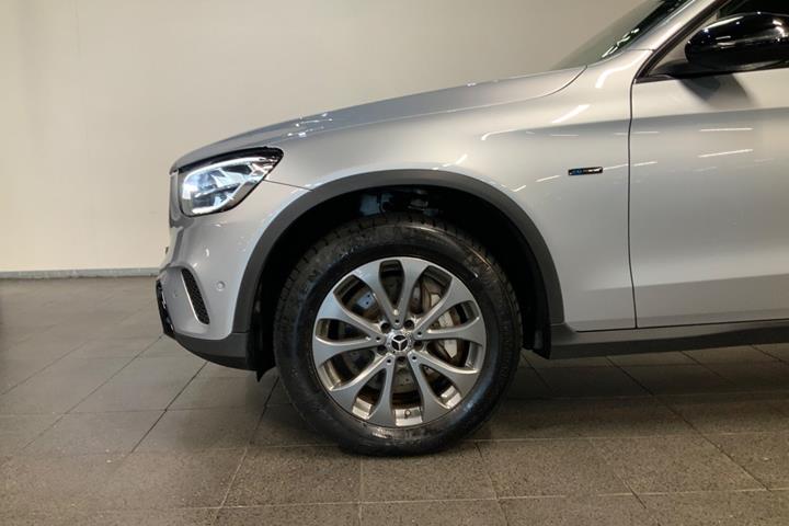 Sølv Mercedes GLC300 de fra 2021