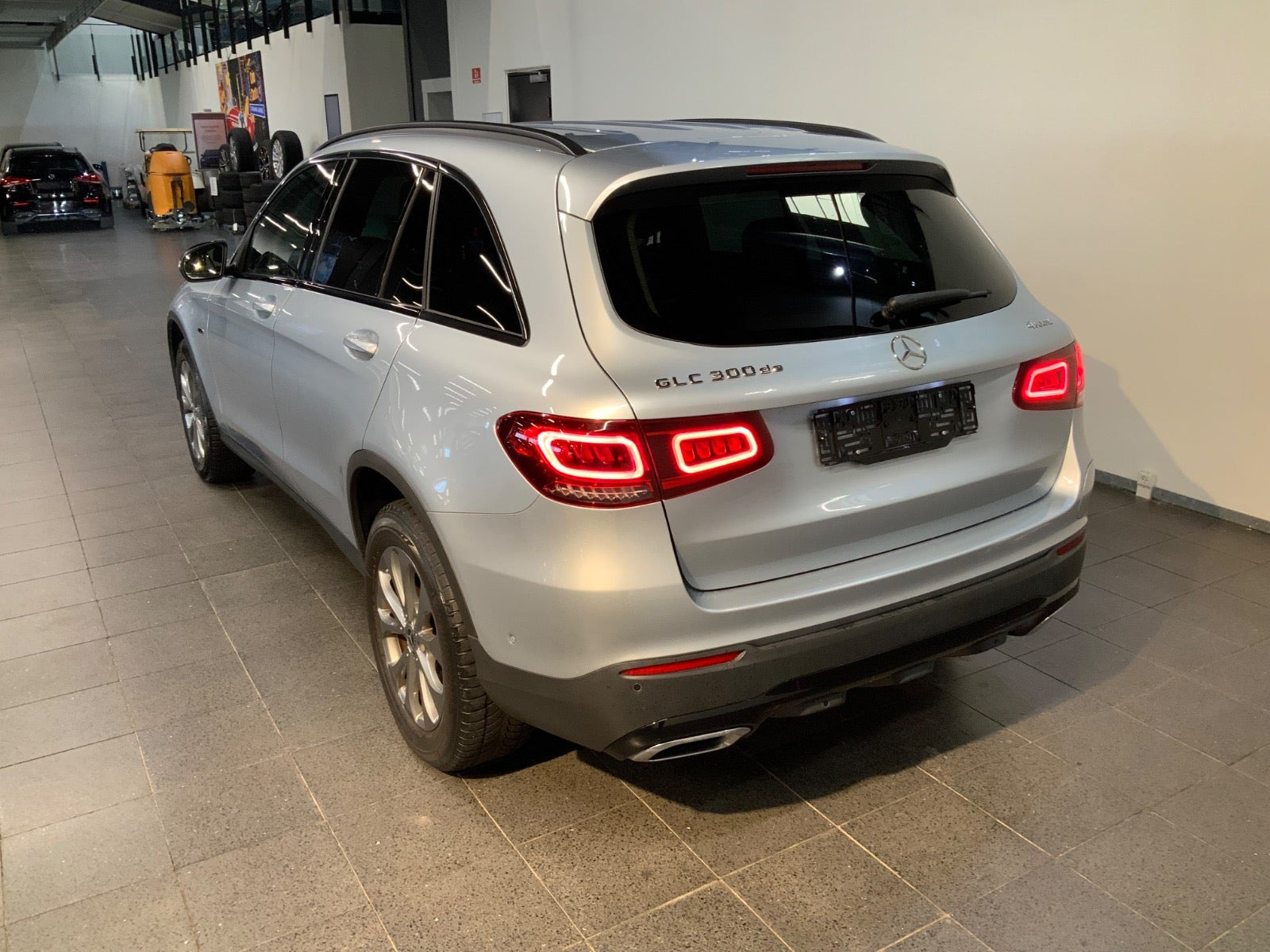 Sølv Mercedes GLC300 de fra 2021