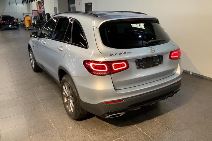 Sølv Mercedes GLC300 de fra 2021