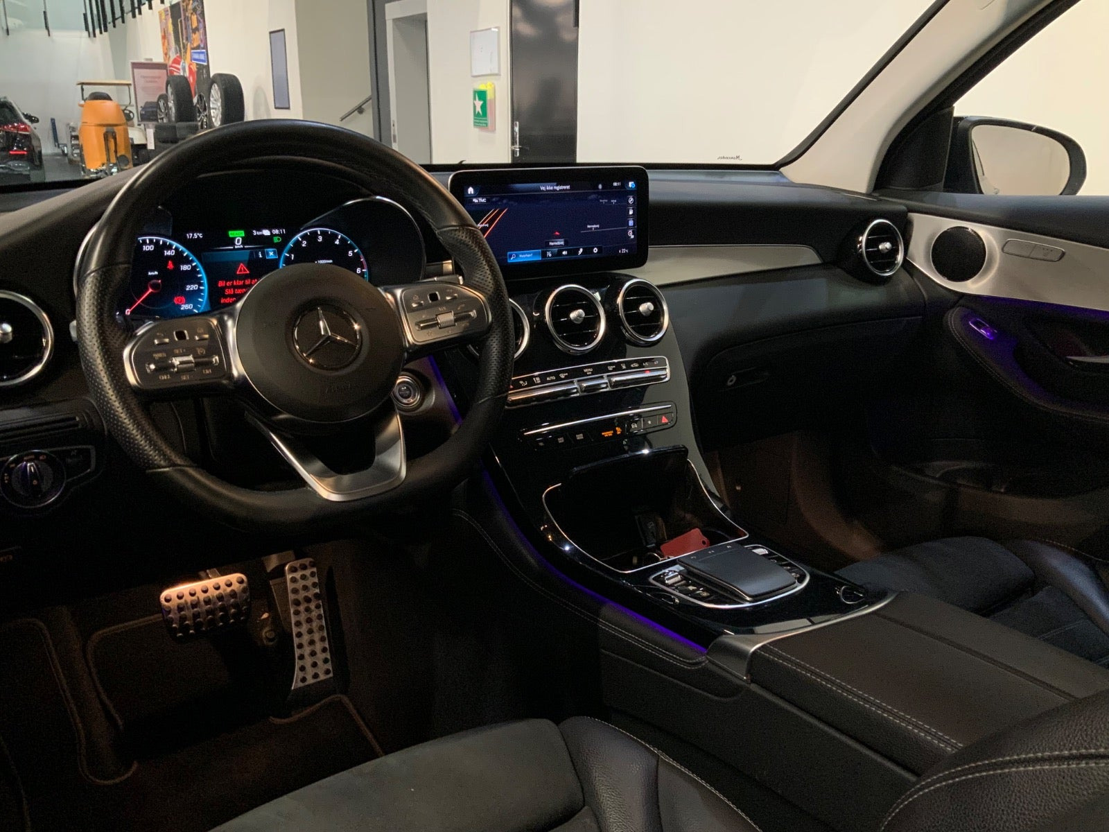 Sølv Mercedes GLC300 de fra 2021