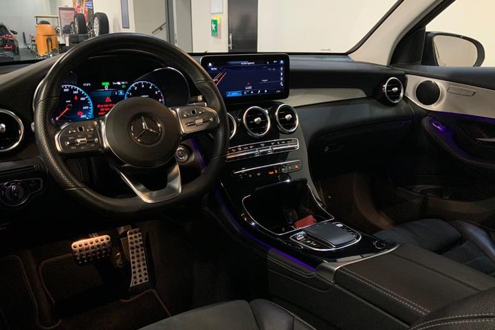 Sølv Mercedes GLC300 de fra 2021