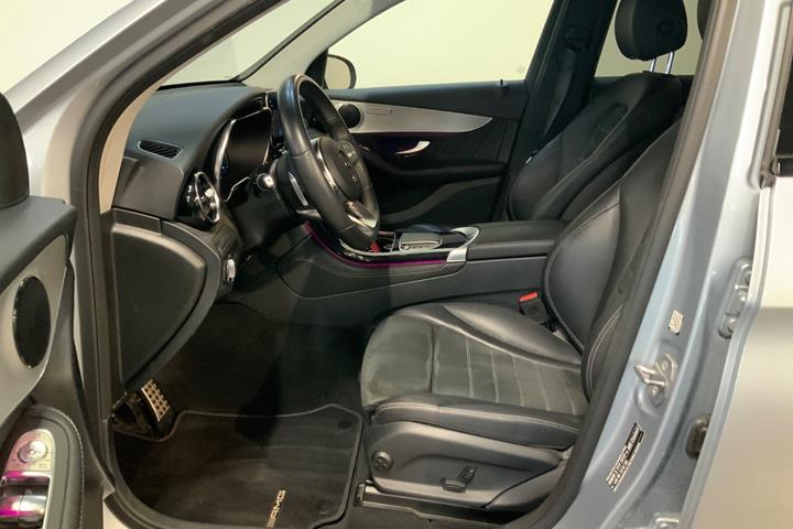 Sølv Mercedes GLC300 de fra 2021