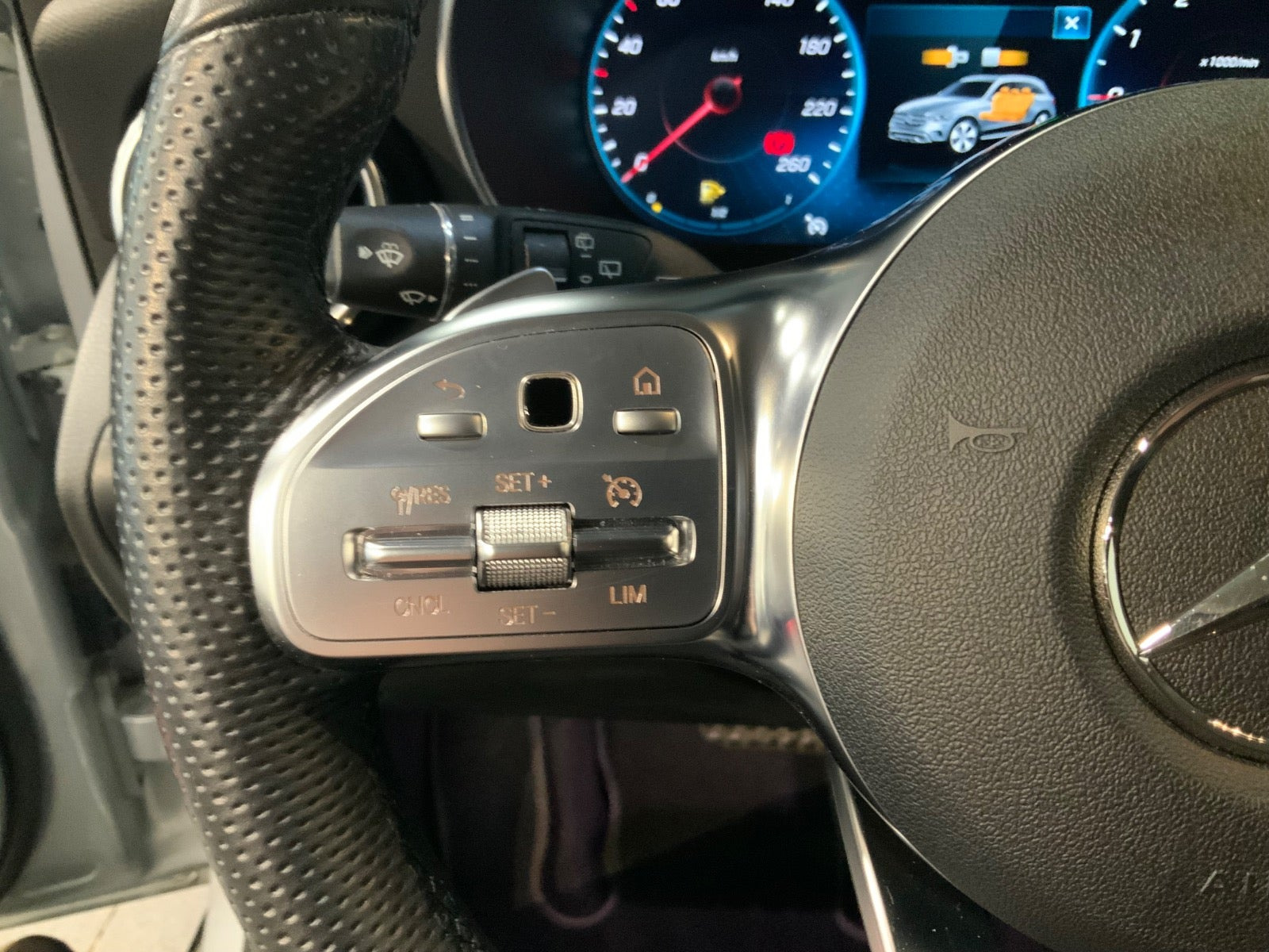 Sølv Mercedes GLC300 de fra 2021