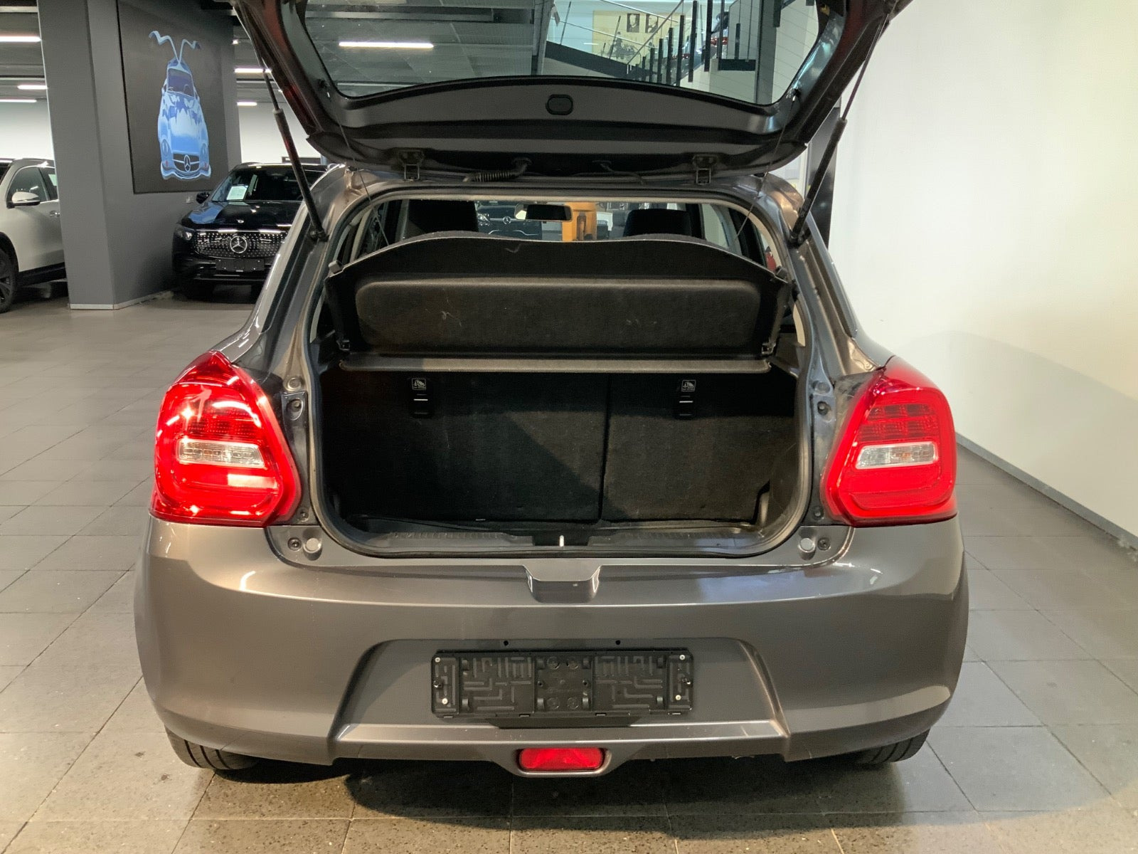 Grå Suzuki Swift fra 2022