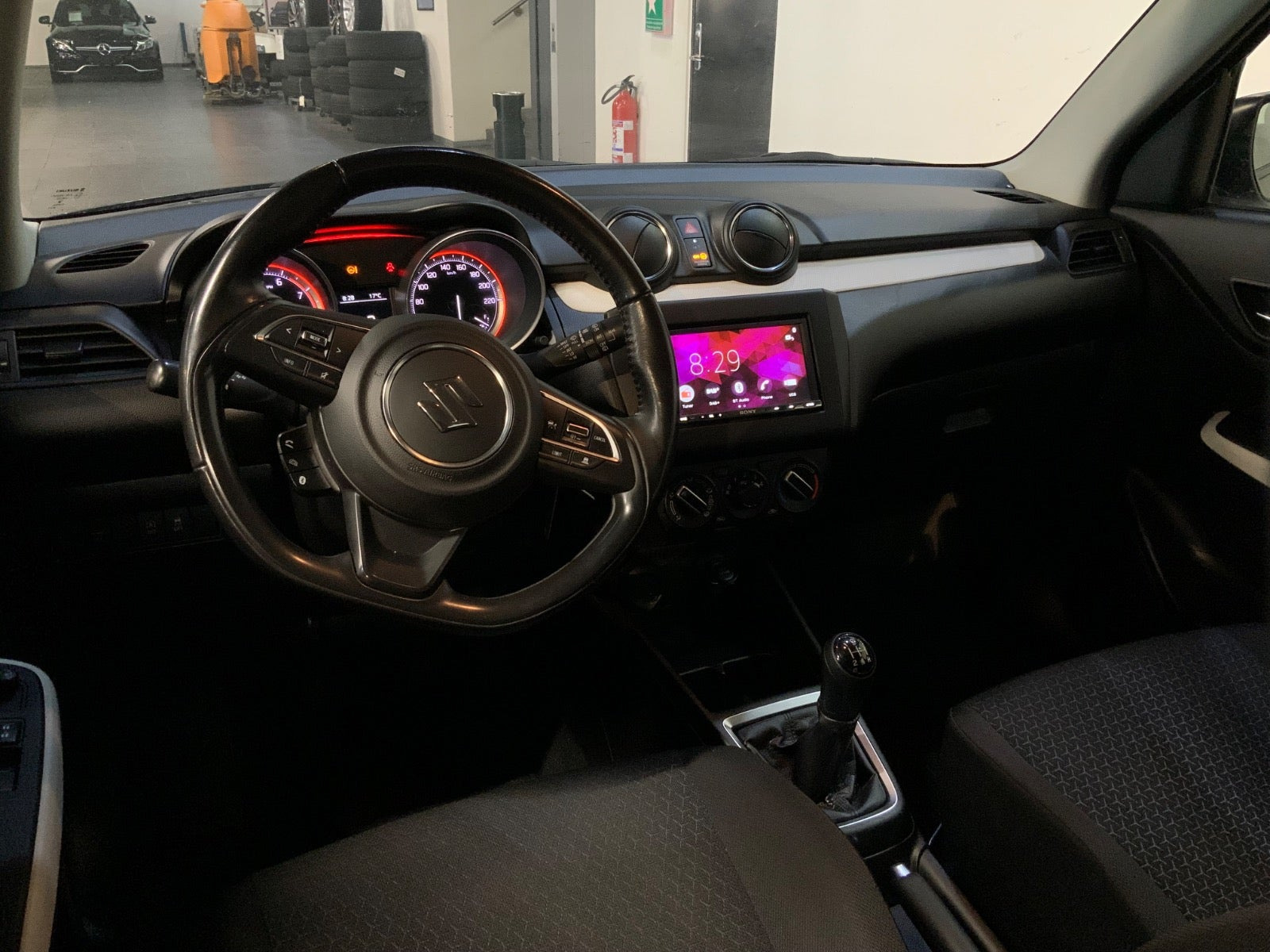 Grå Suzuki Swift fra 2022