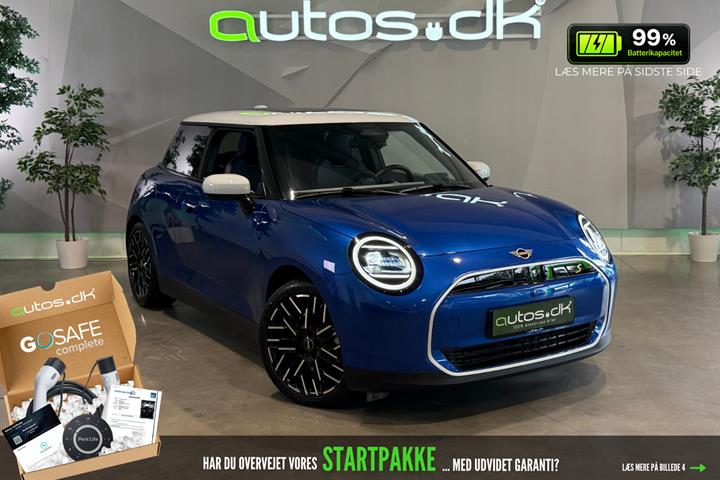 Blå Mini Cooper SE fra 2024 set udefra